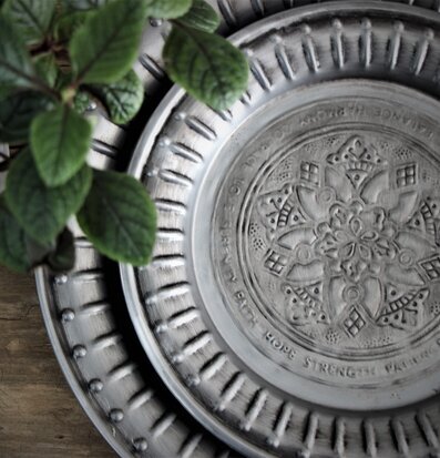 Metallbricka Emblem från Majas Cottage på rustik träyta