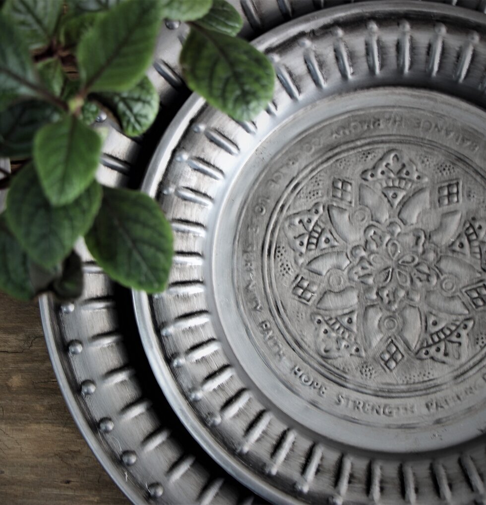 Metallbricka Emblem från Majas Cottage på rustik träyta