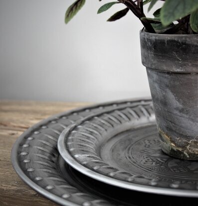 Metallbricka Emblem från Majas Cottage på rustik träyta