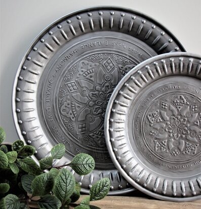 Metallbricka Emblem från Majas Cottage med intrikat mönster