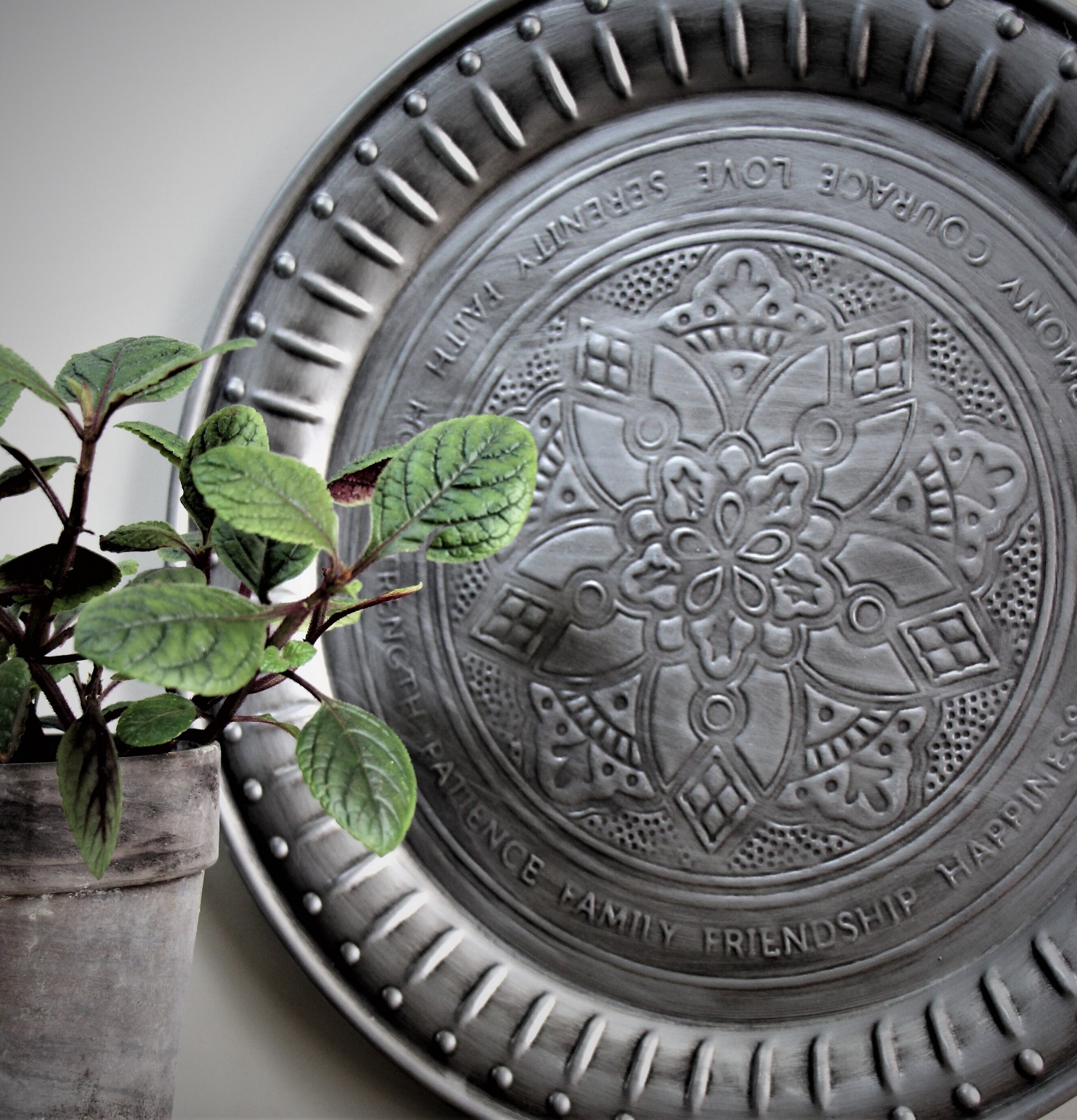 Metallbricka Emblem från Majas Cottage med detaljerad design