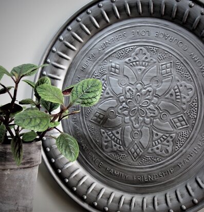 Metallbricka Emblem från Majas Cottage med detaljerad design