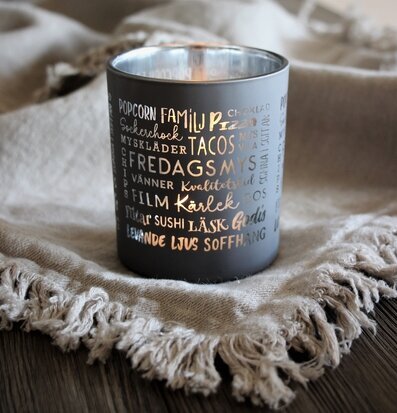 Ljuslykta Fredagsmys Grå/Silver från Majas Cottage på textil