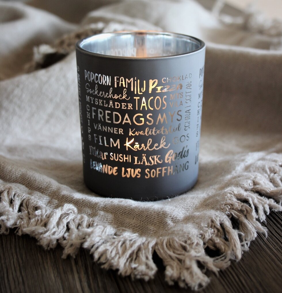 Ljuslykta Fredagsmys Grå/Silver från Majas Cottage på textil