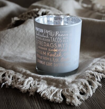 Ljuslykta Fredagsmys Vit/Silver från Majas Cottage på filt