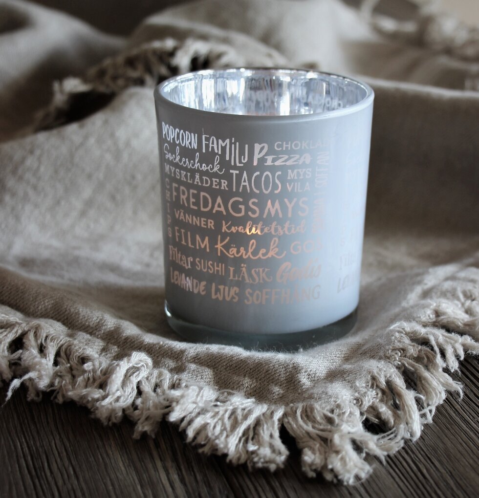 Ljuslykta Fredagsmys Vit/Silver från Majas Cottage på filt