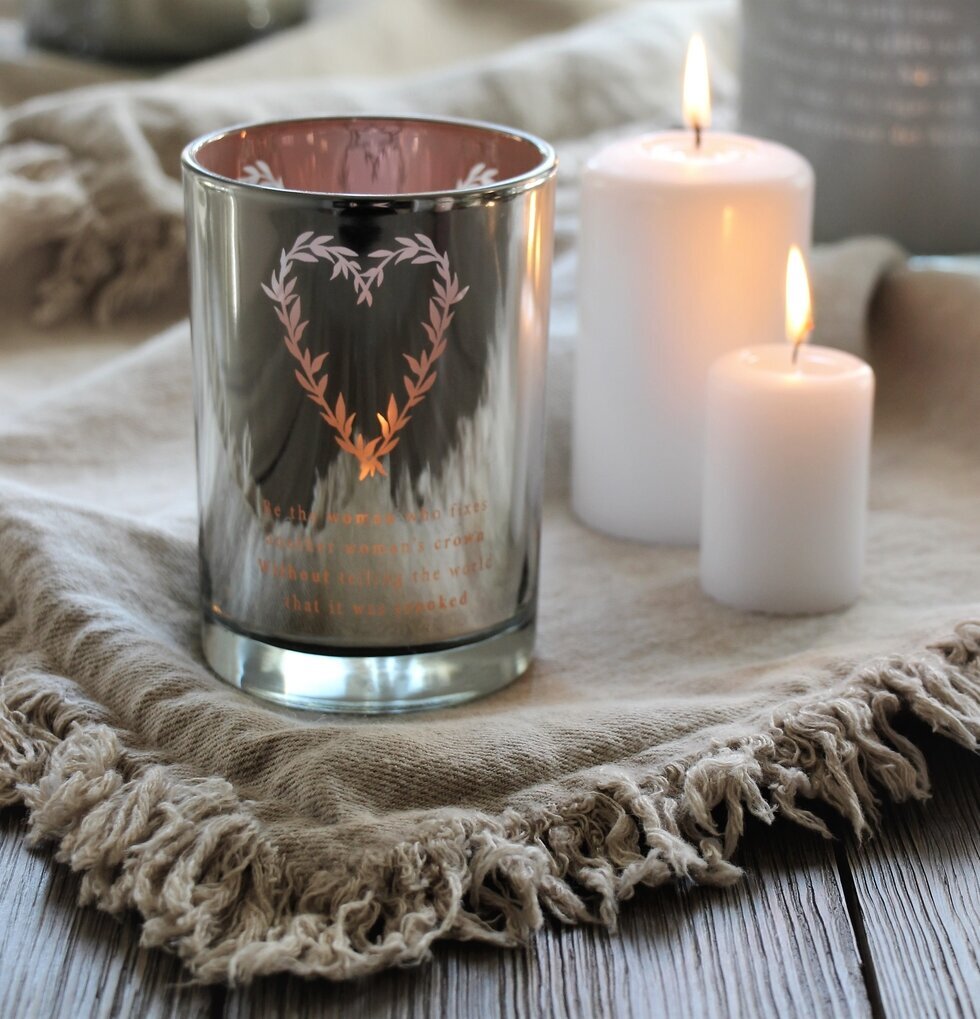 Ljuslykta Woman Silver/Rosa från Majas Cottage på textil