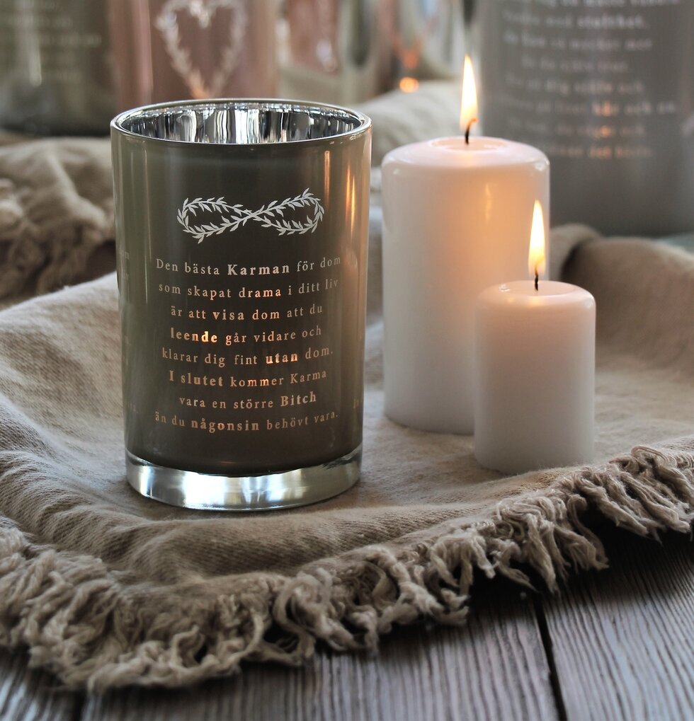 Ljuslykta Karma Sand från Majas Cottage på beige textil