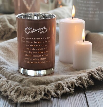 Ljuslykta Karma Rosa från Majas Cottage med rosa ton och text