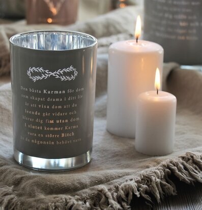 Ljuslykta Karma Vit från Majas Cottage på beige duk