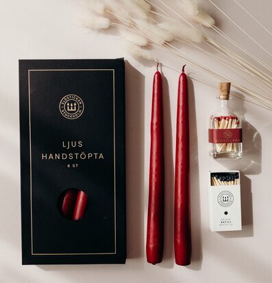 Bild av harmonisk design med ljus och tändstickor