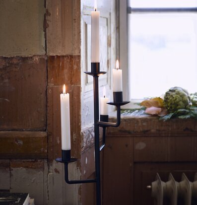 Bild av elegant ljusstake i tidlös inredningsstil