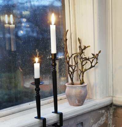 Foto av elegant fönsterbräda med ljusstakar och kruka