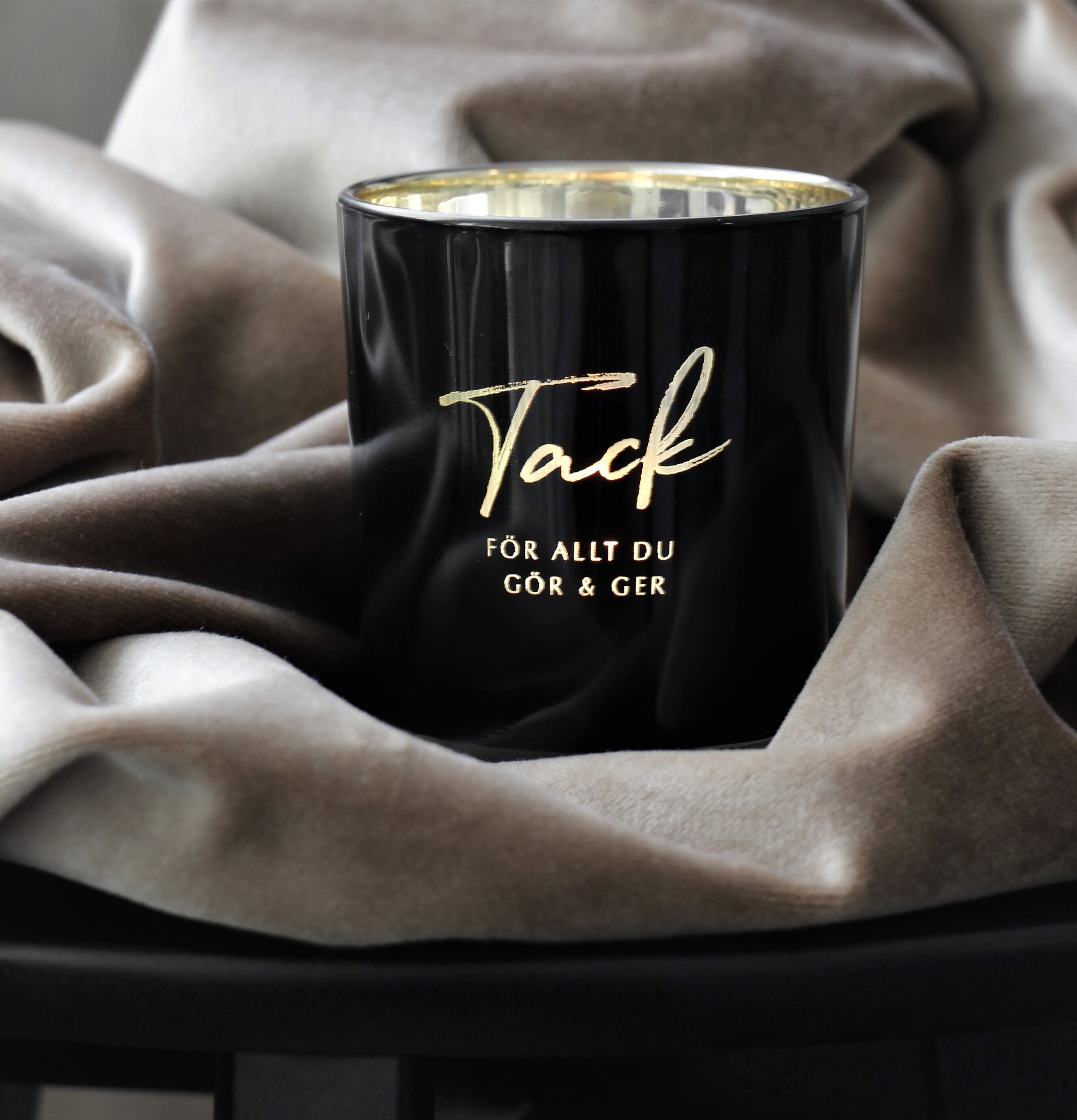 Ljuslykta Tack - Majas Cottage med gyllene insida och text