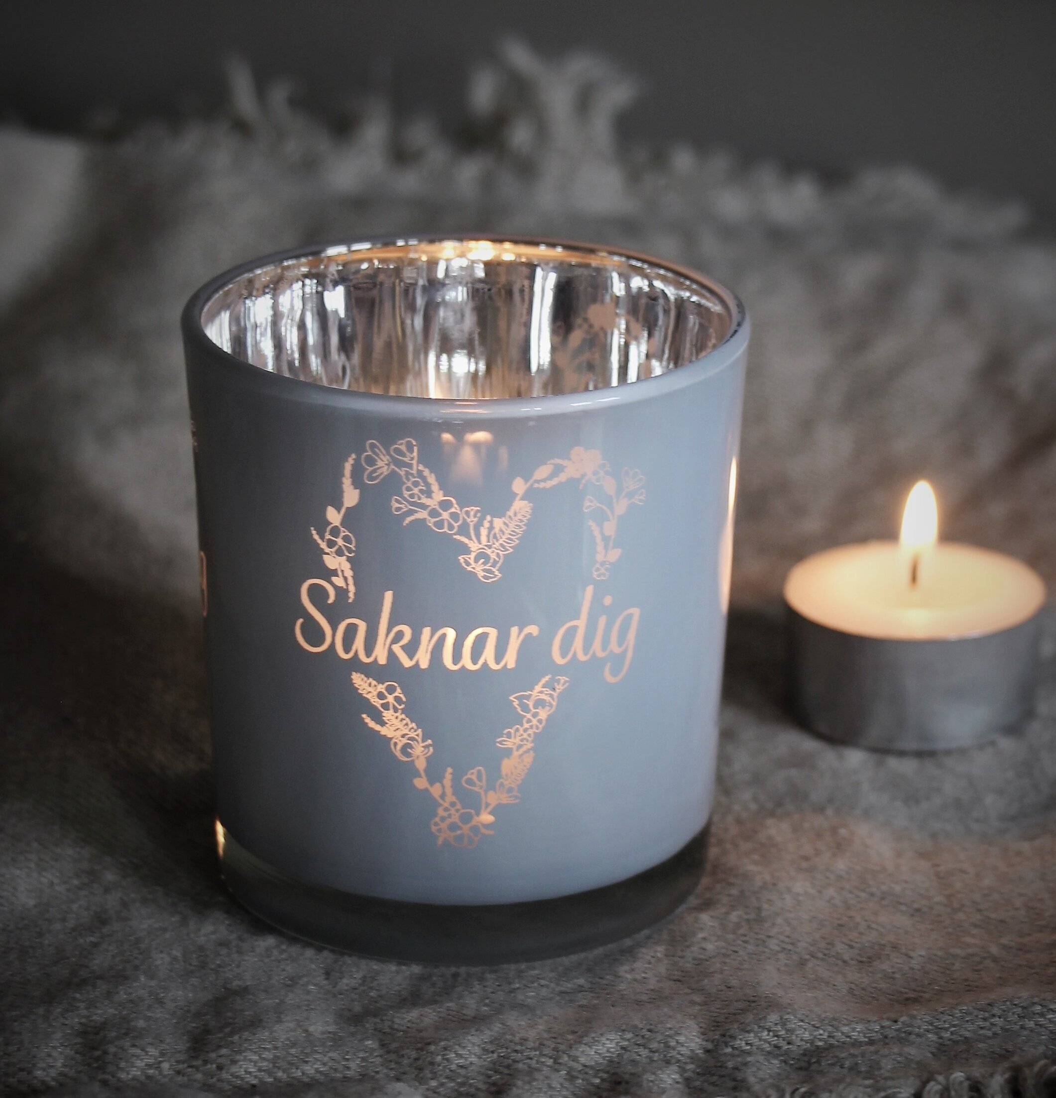 Ljuslykta Saknar Dig - Majas Cottage, grå med gyllene text