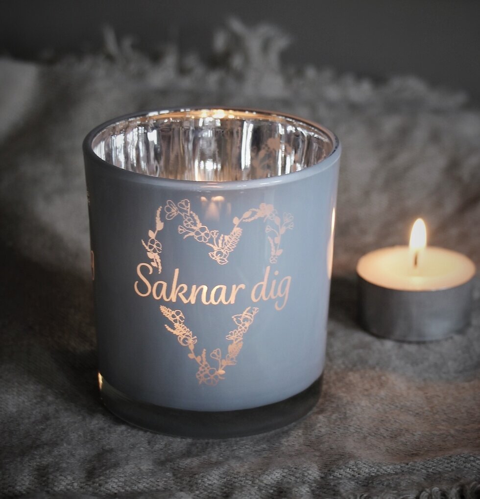 Ljuslykta Saknar Dig - Majas Cottage, grå med gyllene text