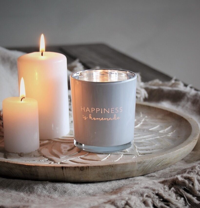 Ljuslykta Happiness Vit - Majas Cottage på träbricka med ljus