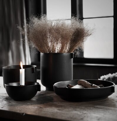 Foto av stilfullt arrangemang med keramik och ljus