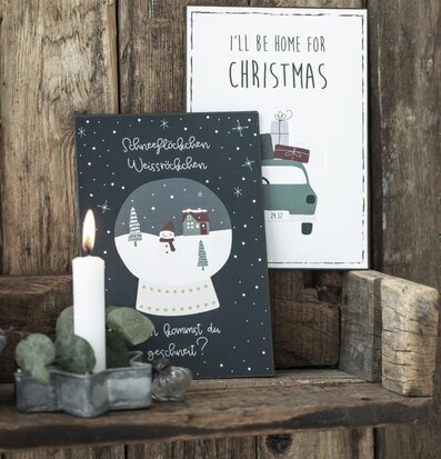 Bild av rustik vintermiljö med ljusstake och tavlor