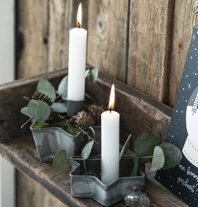 Bild av stjärnformade ljusstakar med naturinslag