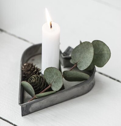 Bild av hjärtformad ljusstake i zink med eukalyptus