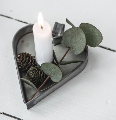 Bild av stilren ljusstake i hjärtform med zinkfinish