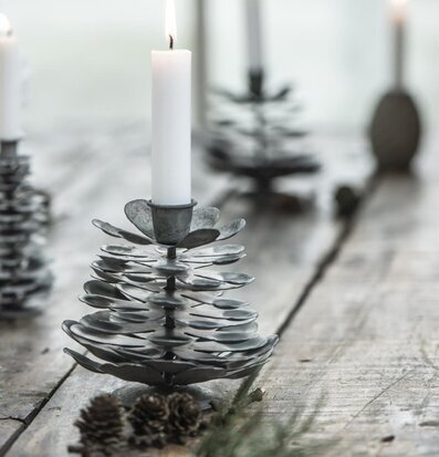 Bild av stämningsfull interiör med unik ljusstake