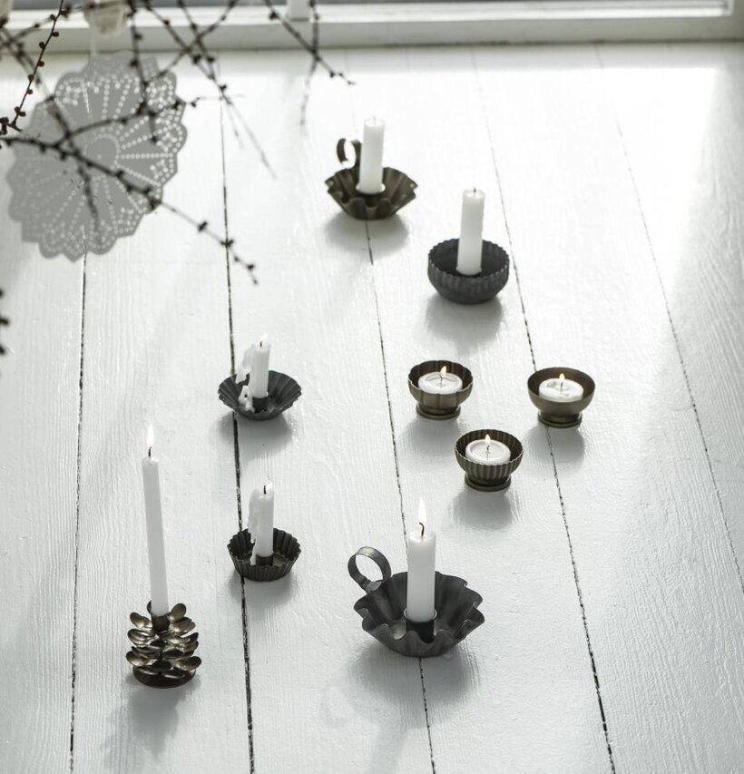 Ljusstake Kotte Mässing från IB Laursen på vitmålat trägolv