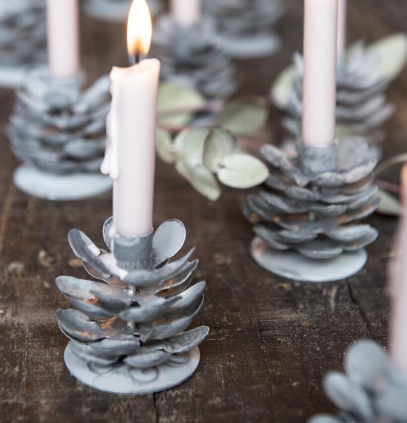 Ljusstake Kotte Zink från IB Laursen på rustik träyta