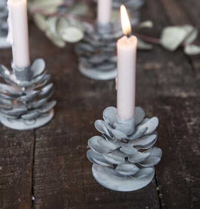 Bild av ljusstakar på rustikt bord med varm atmosfär