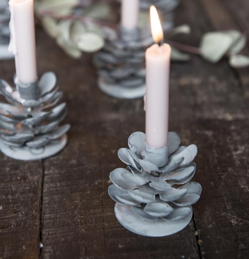 Bild av ljusstakar på rustikt bord med varm atmosfär