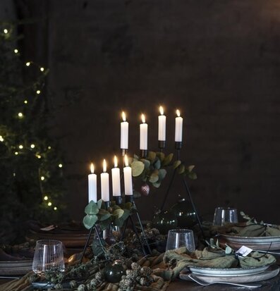 Bild av elegant dukning med ljusstake och naturtema