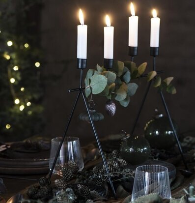 Bild av stämningsfull middagsdukning med ljusstake