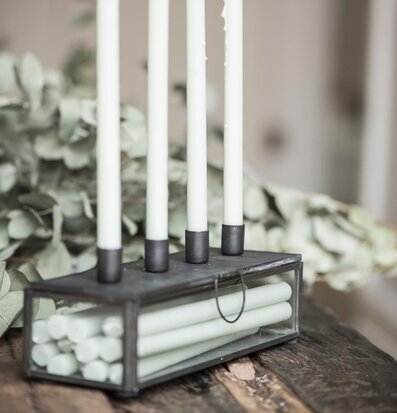 Bild av elegant svart adventsljusstake med glaslåda