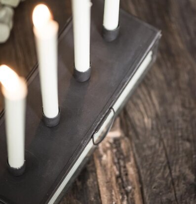 Bild av stilren svart adventsljusstake på träbord