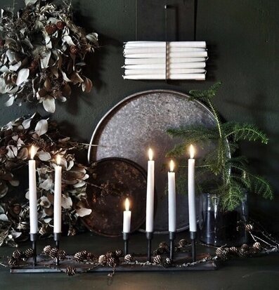 Bild av harmonisk ljusdekoration med naturmaterial