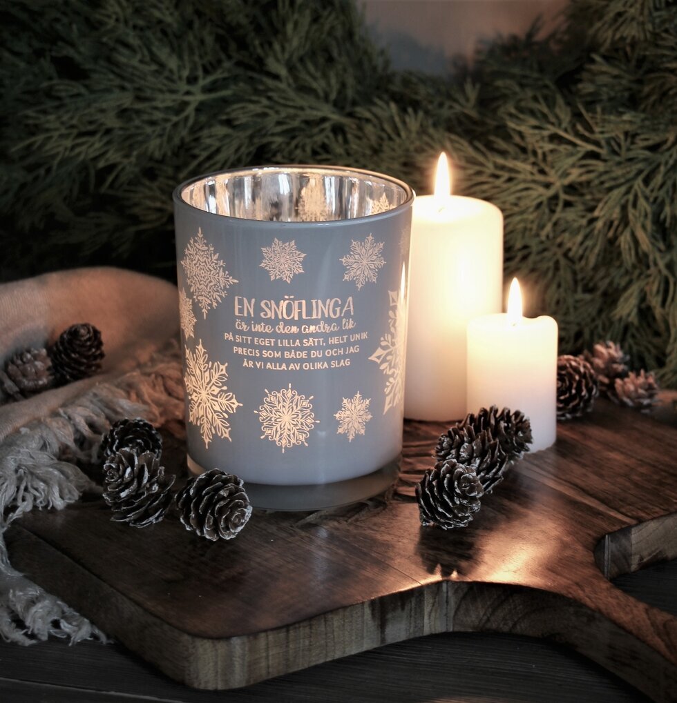 Ljuslykta Snöflinga Vit från Majas Cottage på träbräda