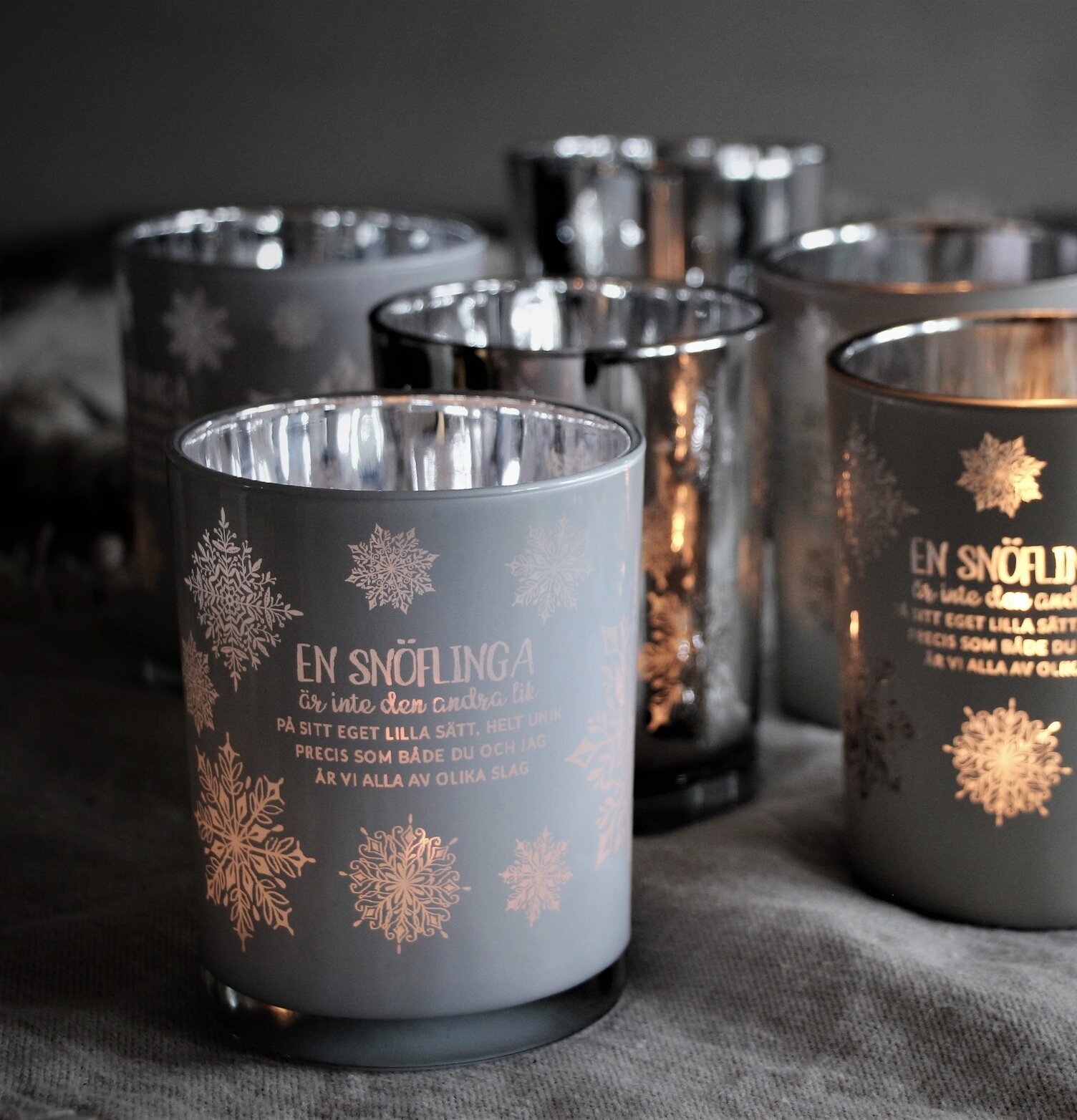 Ljuslykta Snöflinga Vit från Majas Cottage på rustikt bord