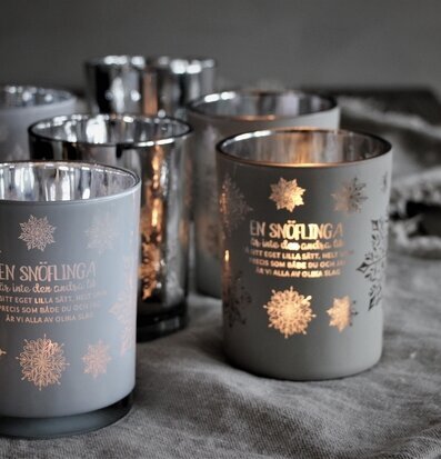 Ljuslykta Snöflinga Silver från Majas Cottage på bordet