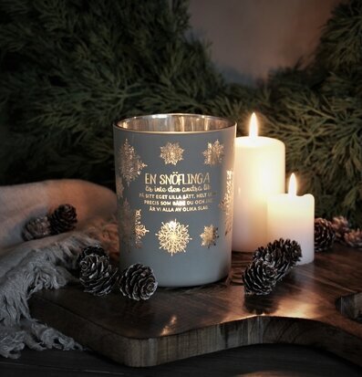 Ljuslykta Snöflinga Greige från Majas Cottage på träbord