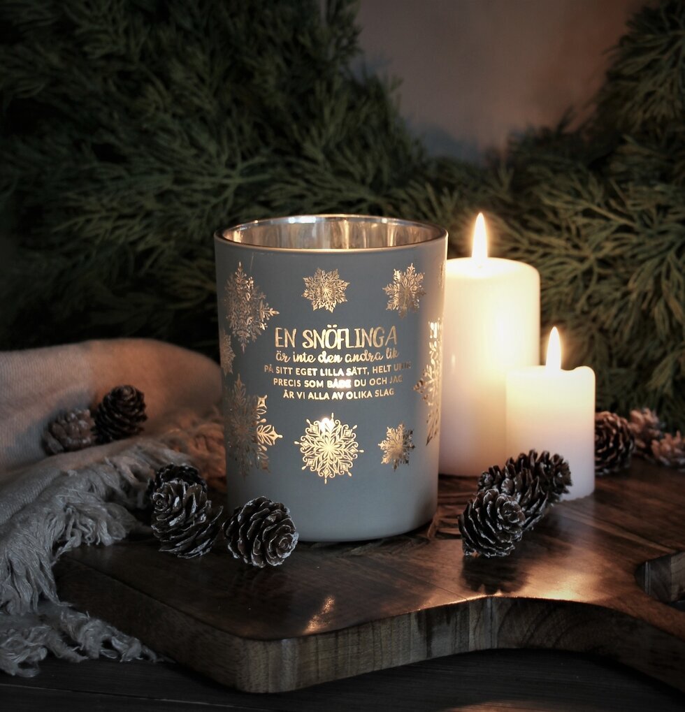 Ljuslykta Snöflinga Greige från Majas Cottage på träbord