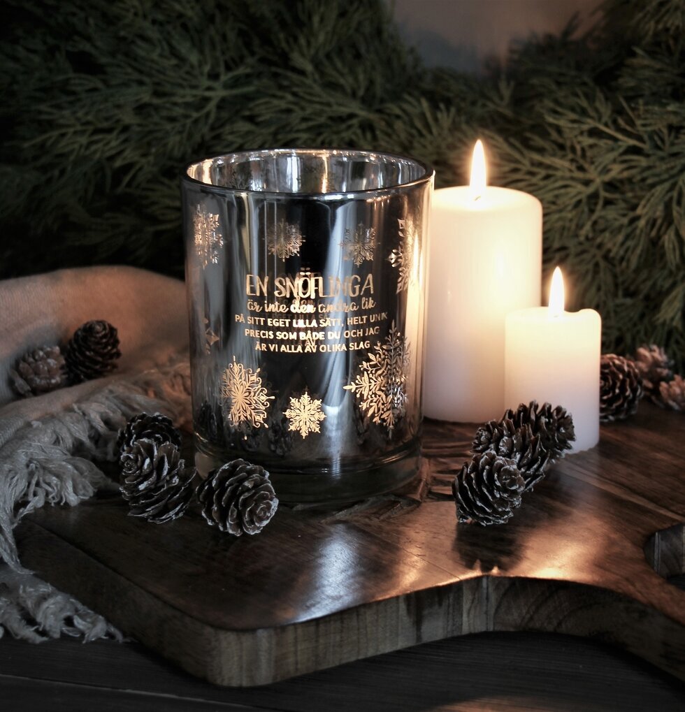 Ljuslykta Snöflinga Silver från Majas Cottage på träyta