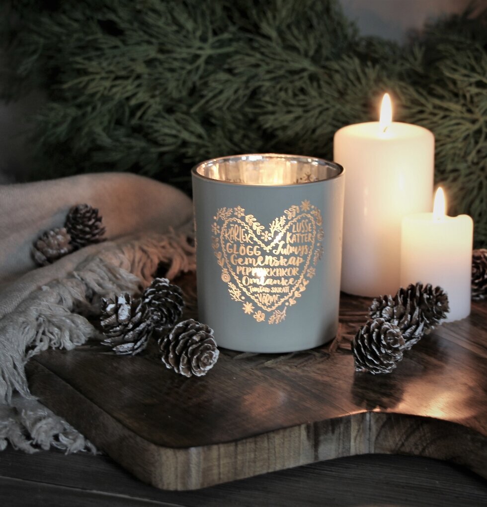 Ljuslykta Julens Hjärta Greige från Majas Cottage på träbricka