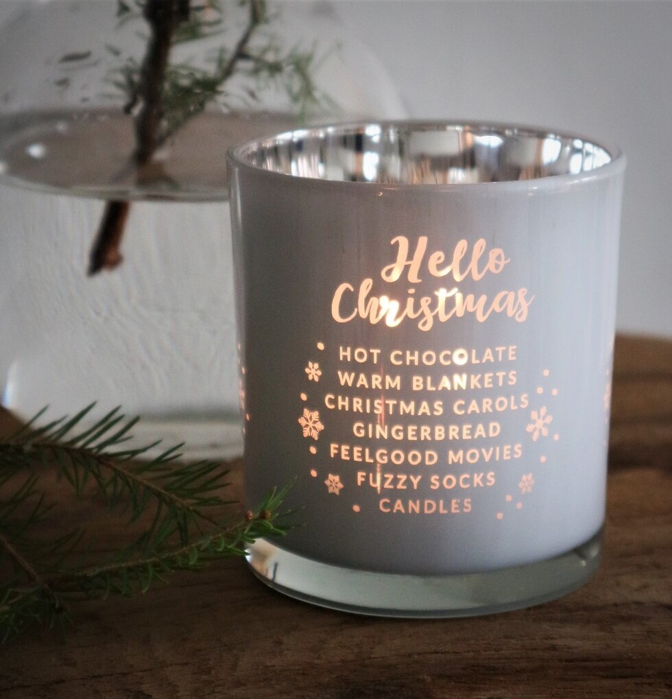 Ljuslykta - Hello Christmas Vit från Majas Cottage på träbord