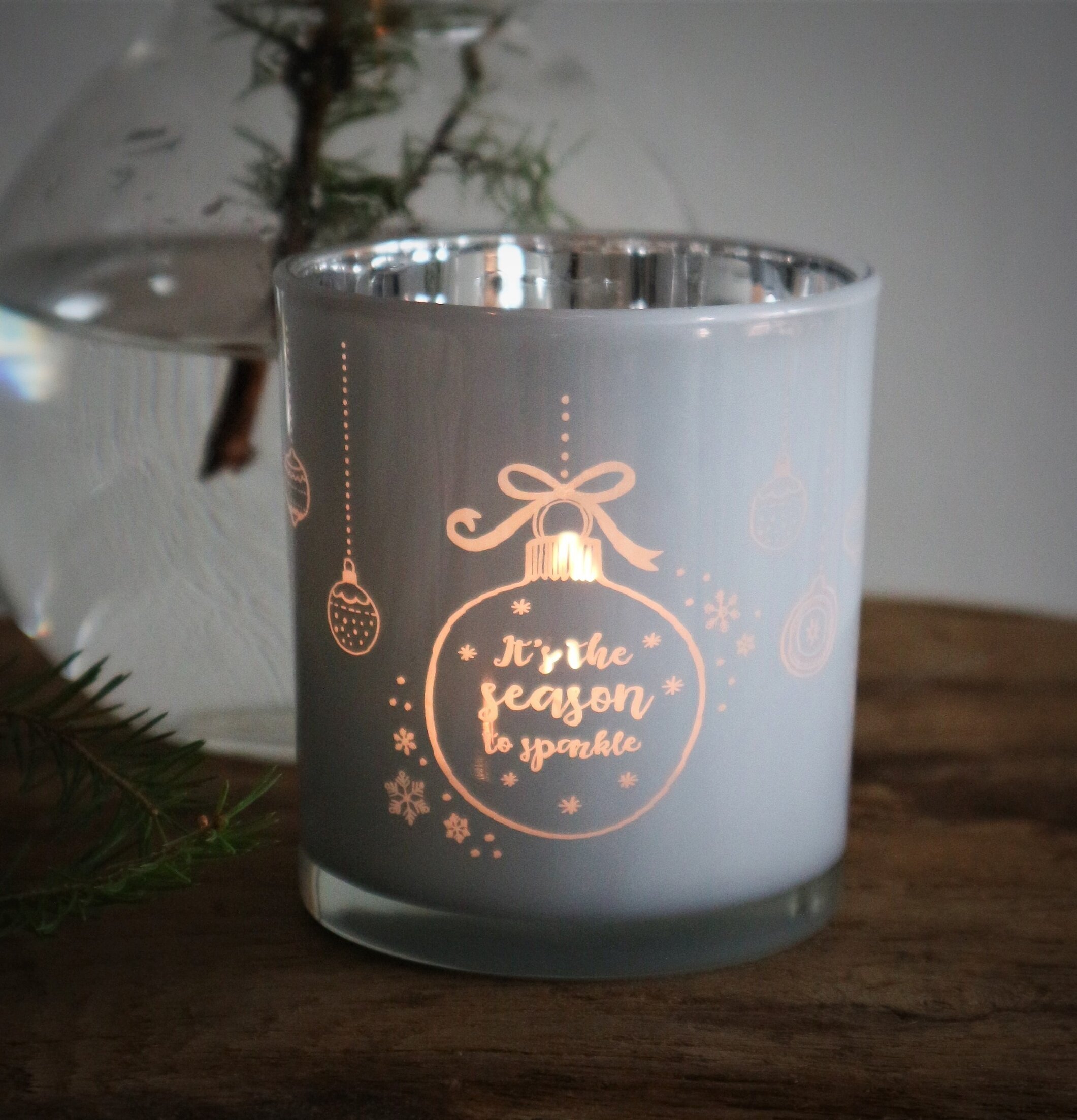 Ljuslykta - It´s The Season Vit från Majas Cottage på träbord
