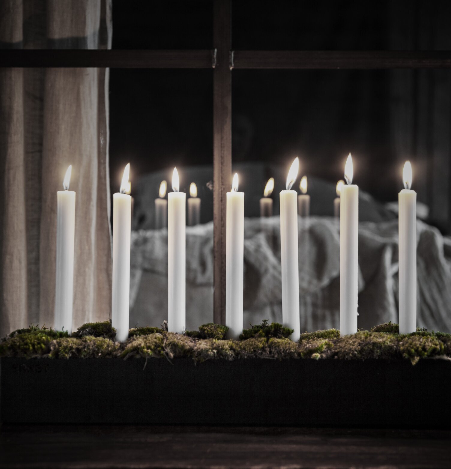 Foto av elegant ljusstake med sju brinnande ljus