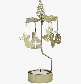 Foto av en gyllene ljuslykta med juldekorationer