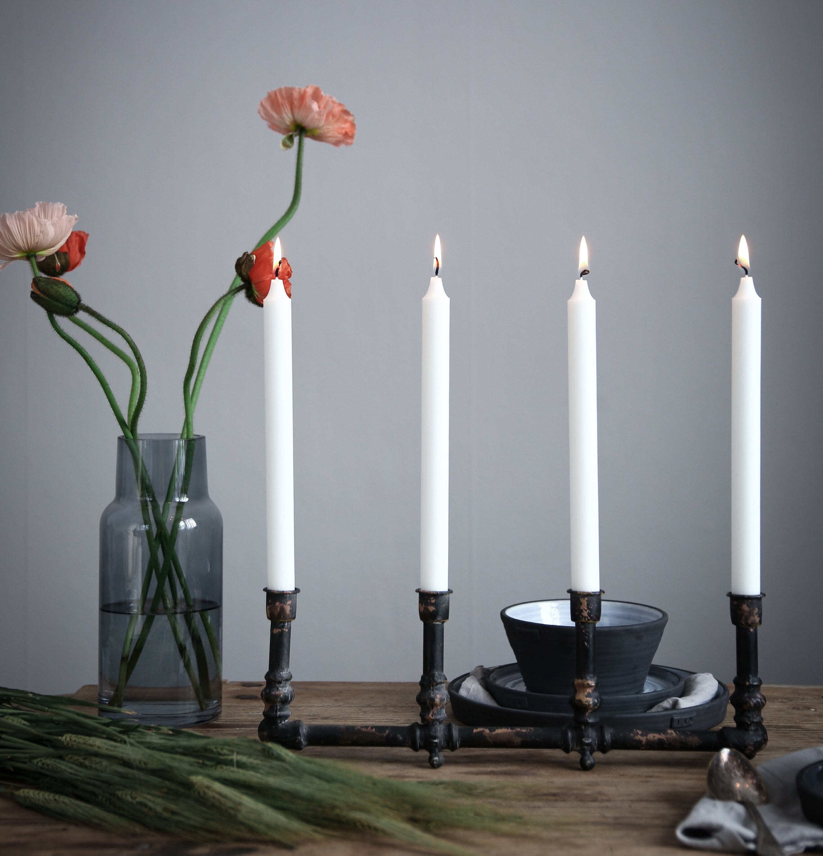 Foto av elegant stilleben med ljusstake och blommor