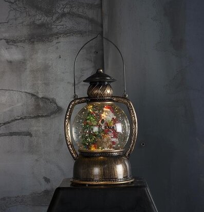 Bild av en antik ljuslykta med julscen och LED-ljus