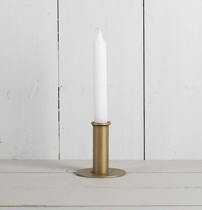 Bild av en elegant ljusstake i minimalistisk miljö